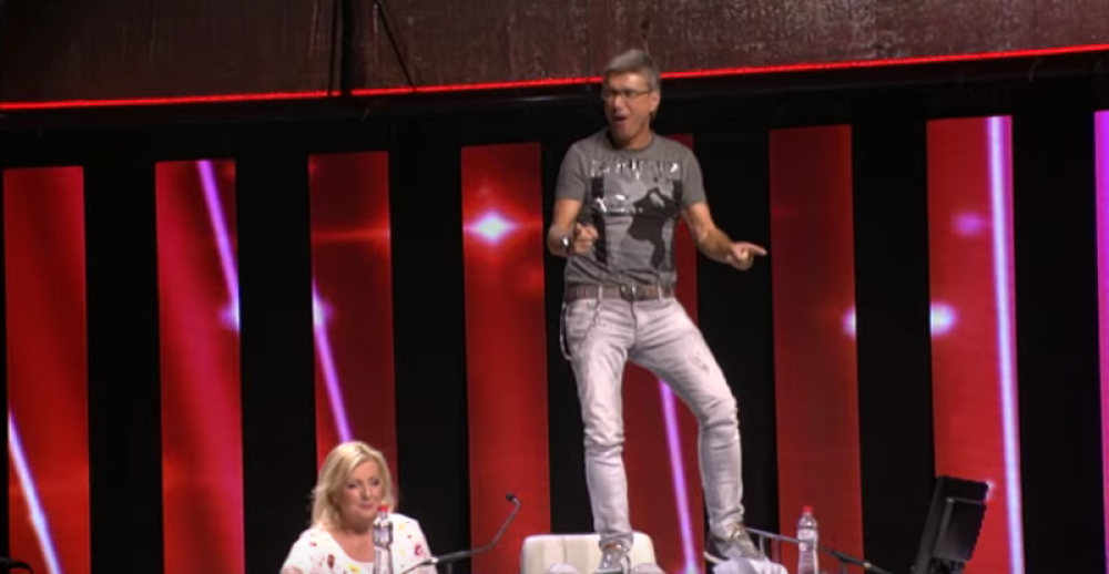 Kad ona zapeva, Popović skače na sto! (VIDEO)