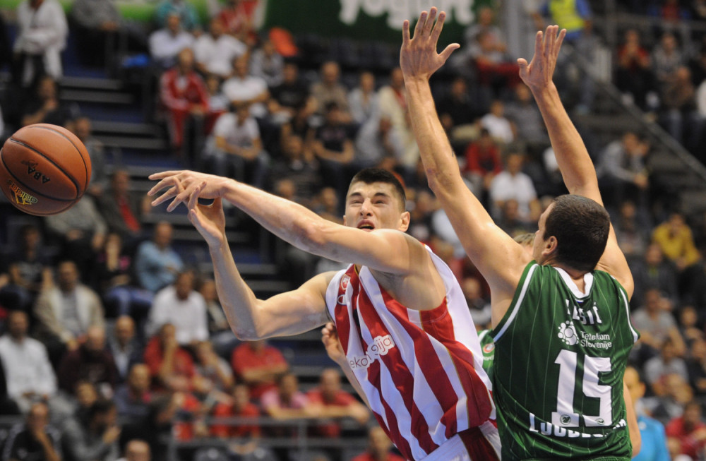 Mitrović na nosilima iznet sa terena!