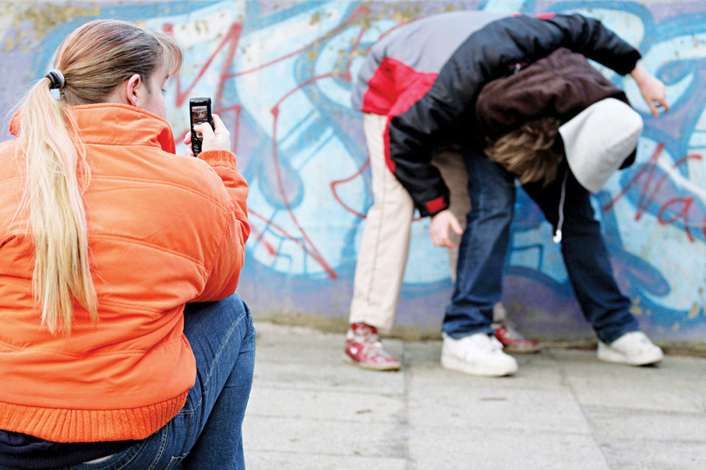Slučajno je drugarici iz škole ugasila cigaretu na vrat!
