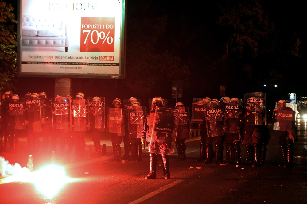 Ispred Skupštine bačen suzavac!