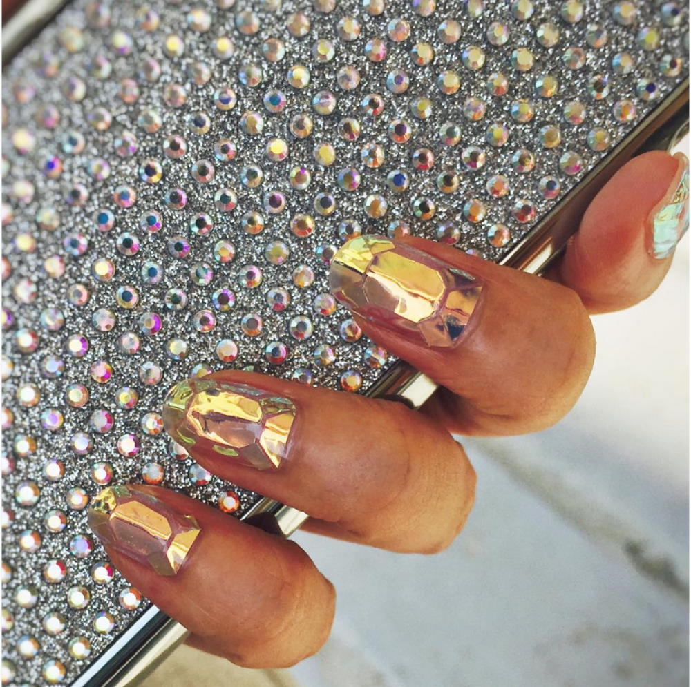 Žene poludele za "staklenim manikirom"! (FOTO)