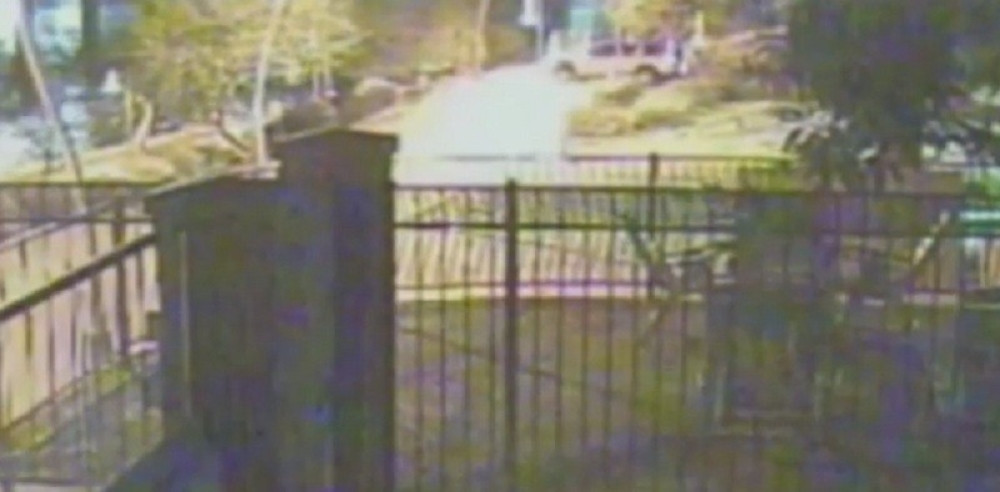 Survao automobil sa troje dece i ženom u jezero! (VIDEO)