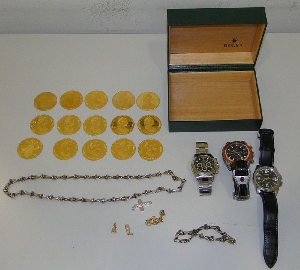 Pokušali da prokrijumčare dukate (FOTO)