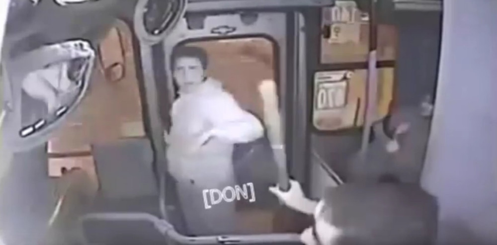 Vozač busa brutalno premlatio lopova! (VIDEO)