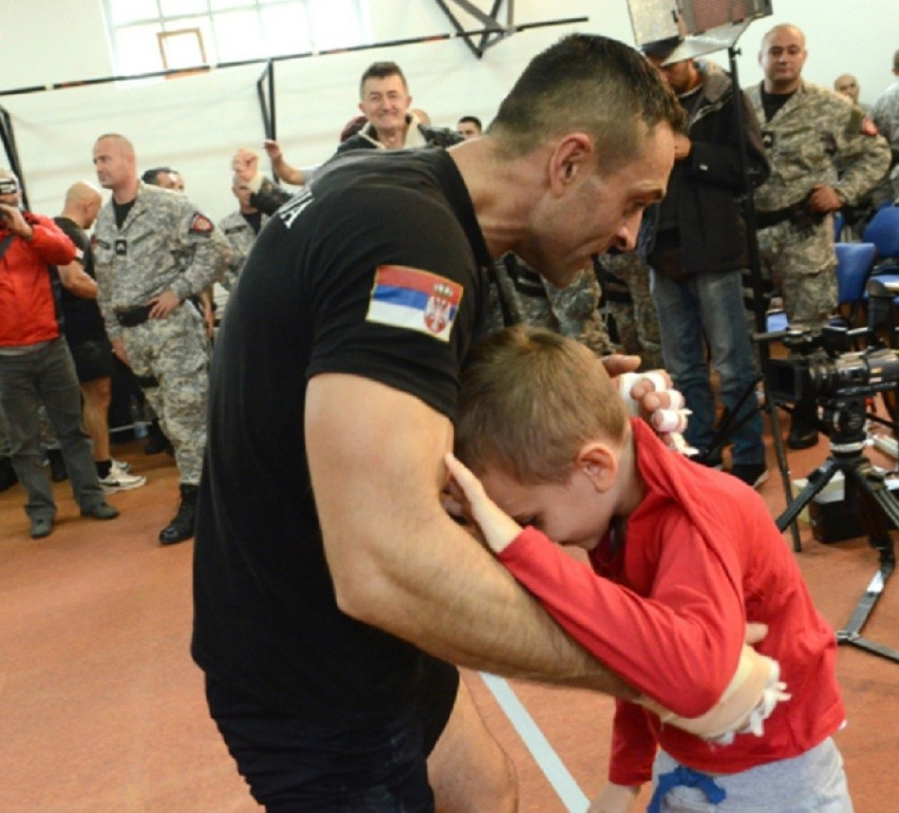 Srpski žandarm svetski rekorder u zgibovima!