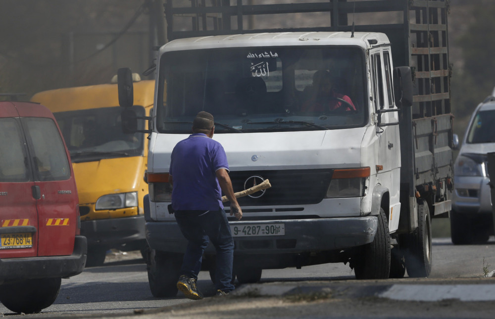 Pregazio čoveka kamionom jer je vozilo udarao palicom? (FOTO)