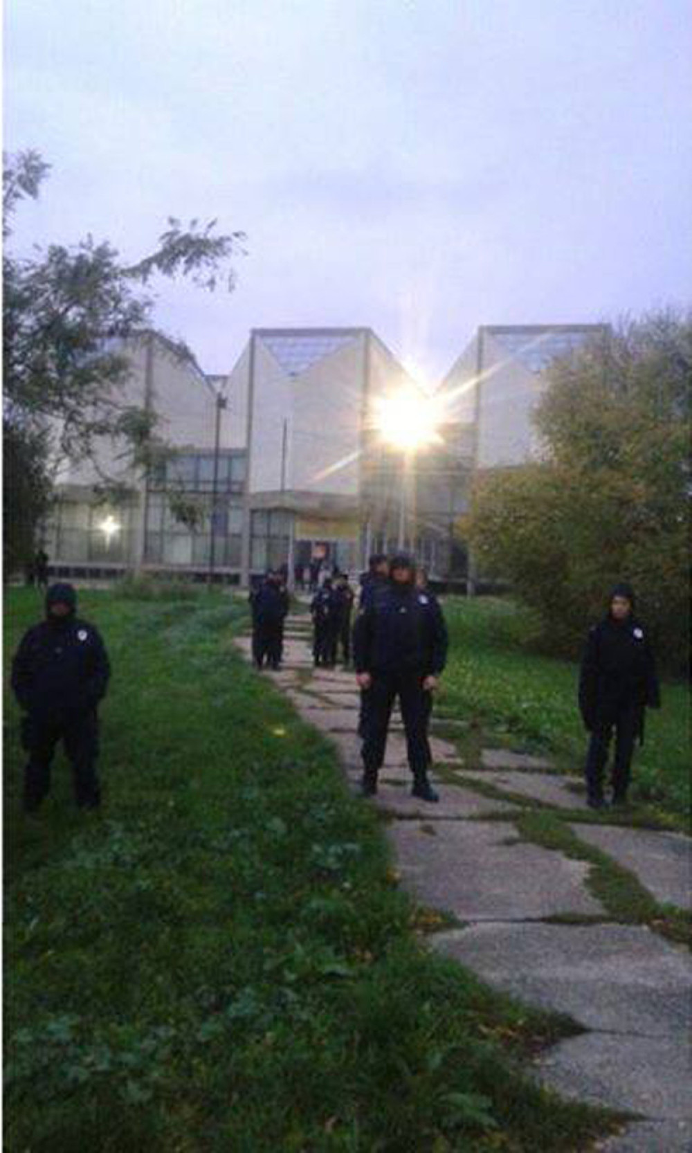 Skup ispred zatvorenog Muzeja savremene umetnosti