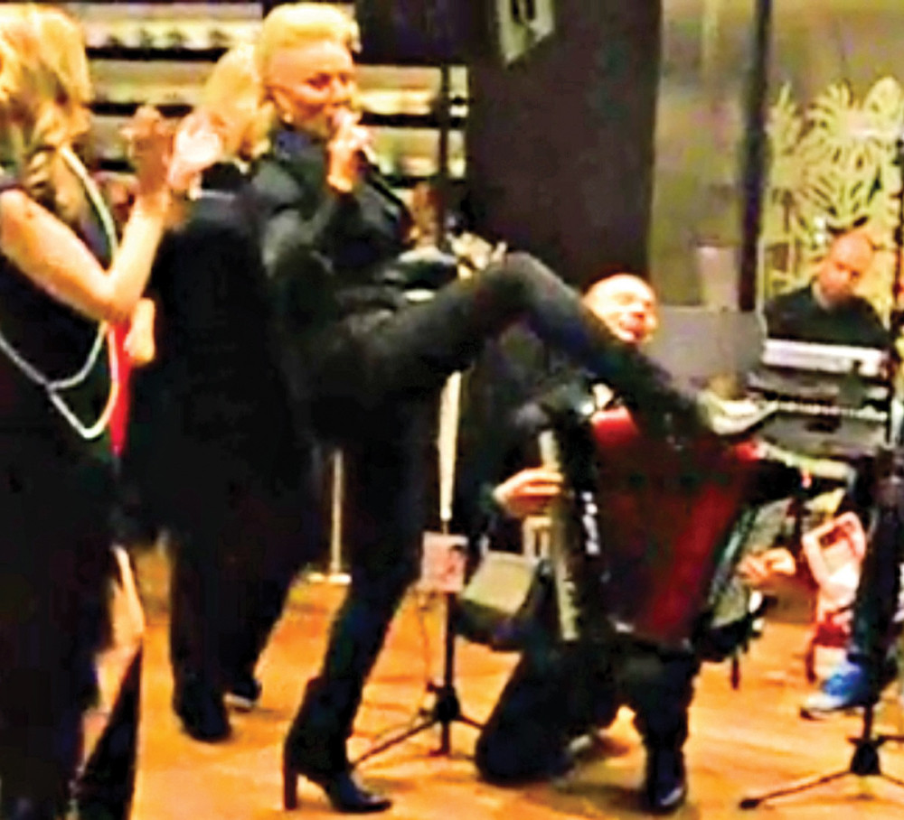 Brena dizala nogu na harmonikaša