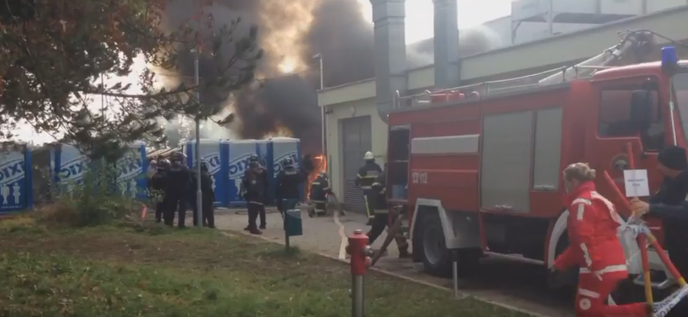 Izbeglice zapalile centar u Brežicama! (VIDEO)