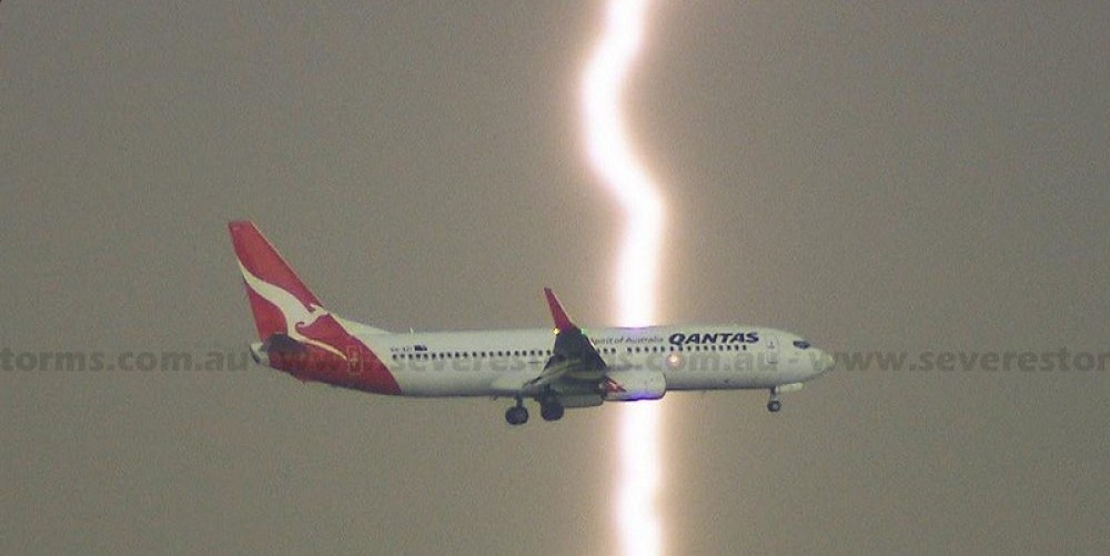 Munja prošla kroz avion u Sidneju! (VIDEO)