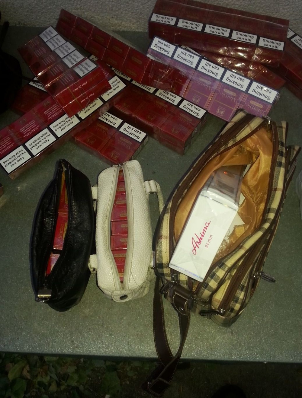 Hteo da prošvercuje 30.000 paklica cigareta