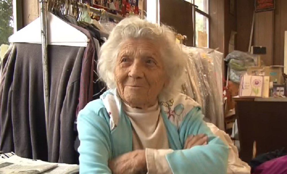 Ona ima 100 godina i rinta 11 sati dnevno! (VIDEO)