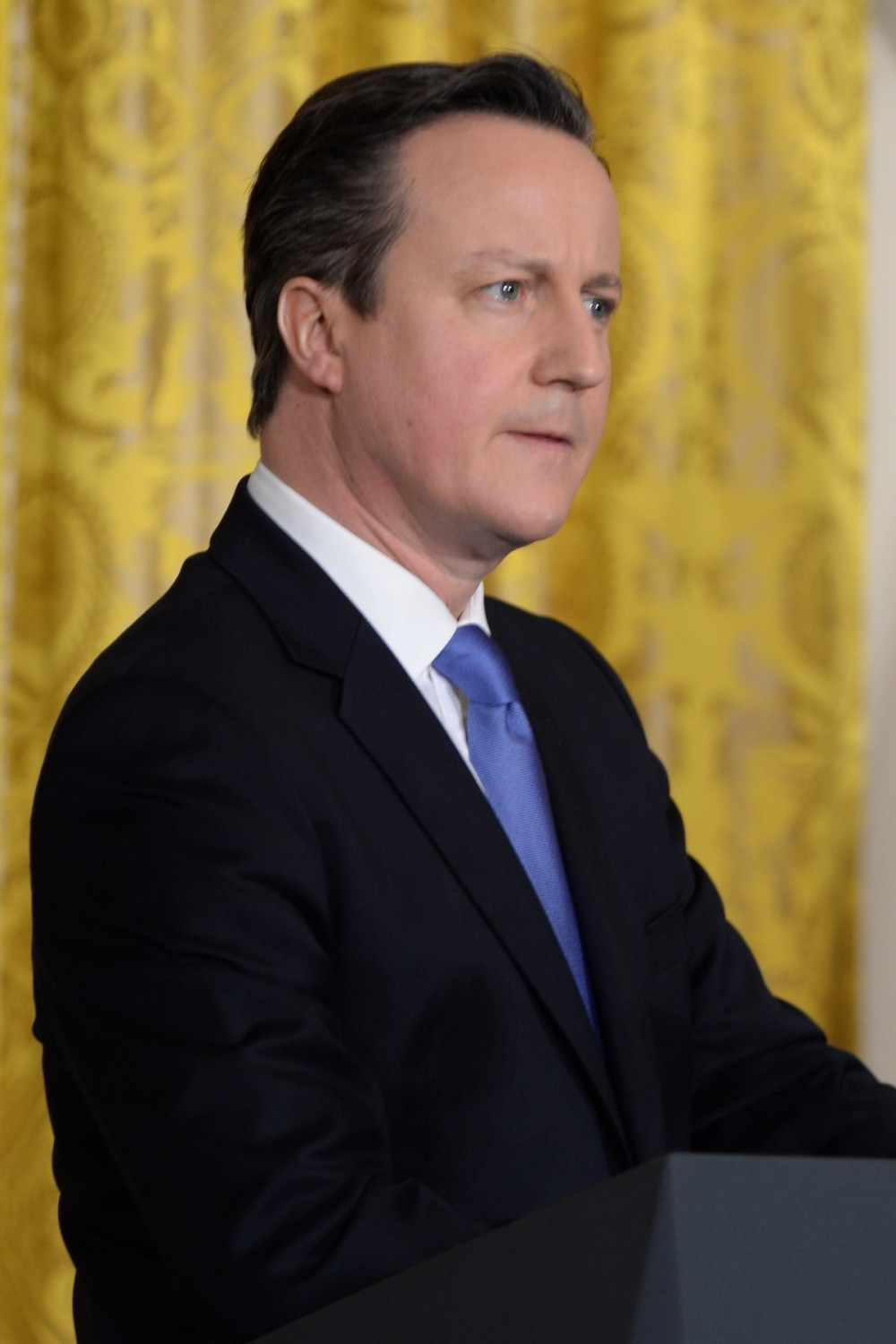 Kameron u suzama podneo ostavku