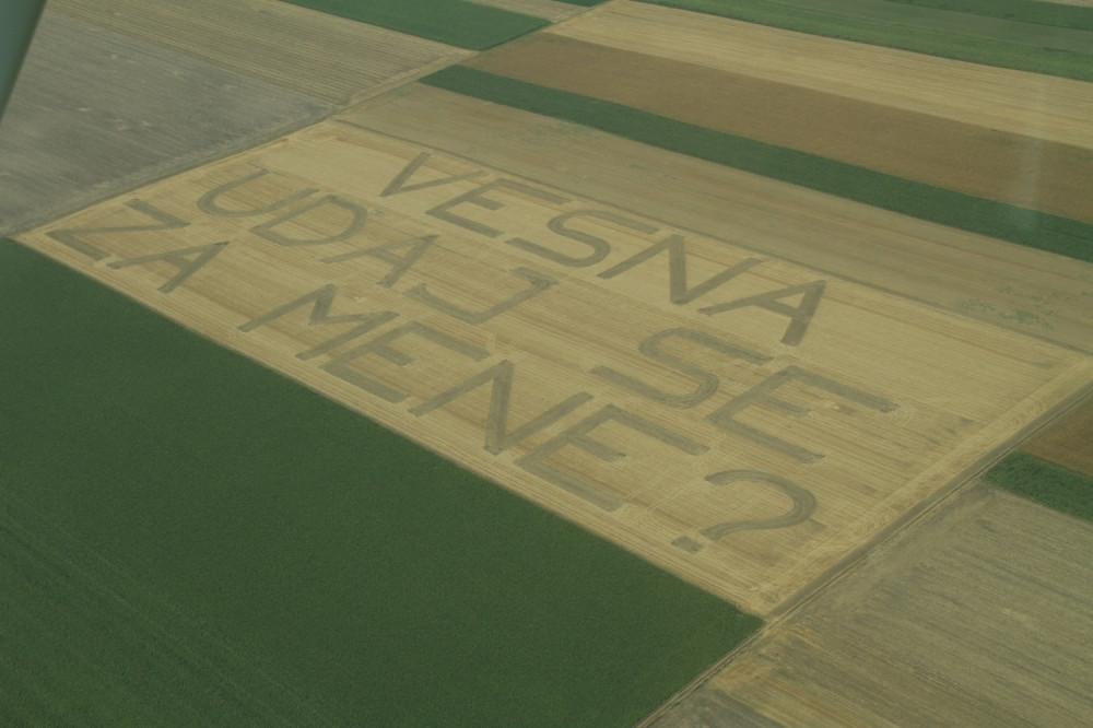 Poznati reprezentativac uzeo mikrofon, KLEKNUO I ZAPROSIO devojku nasred terena, a ona... (VIDEO)