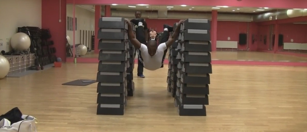 Ovo su najteži sklekovi koje možete da zamislite! (VIDEO)