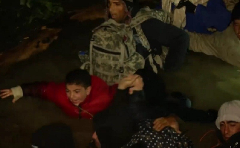 Izbeglice prelaze ledenu reku između Slovenije i Hrvatske (VIDEO)