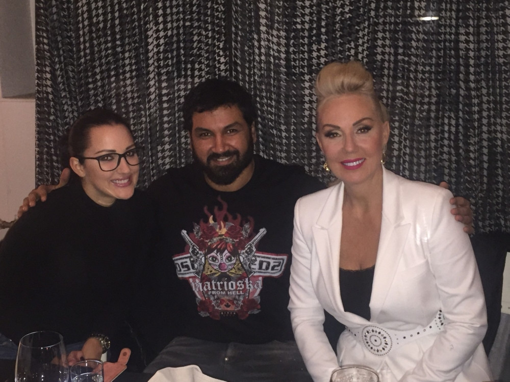 Prepoznajete li čoveka pored Brene?