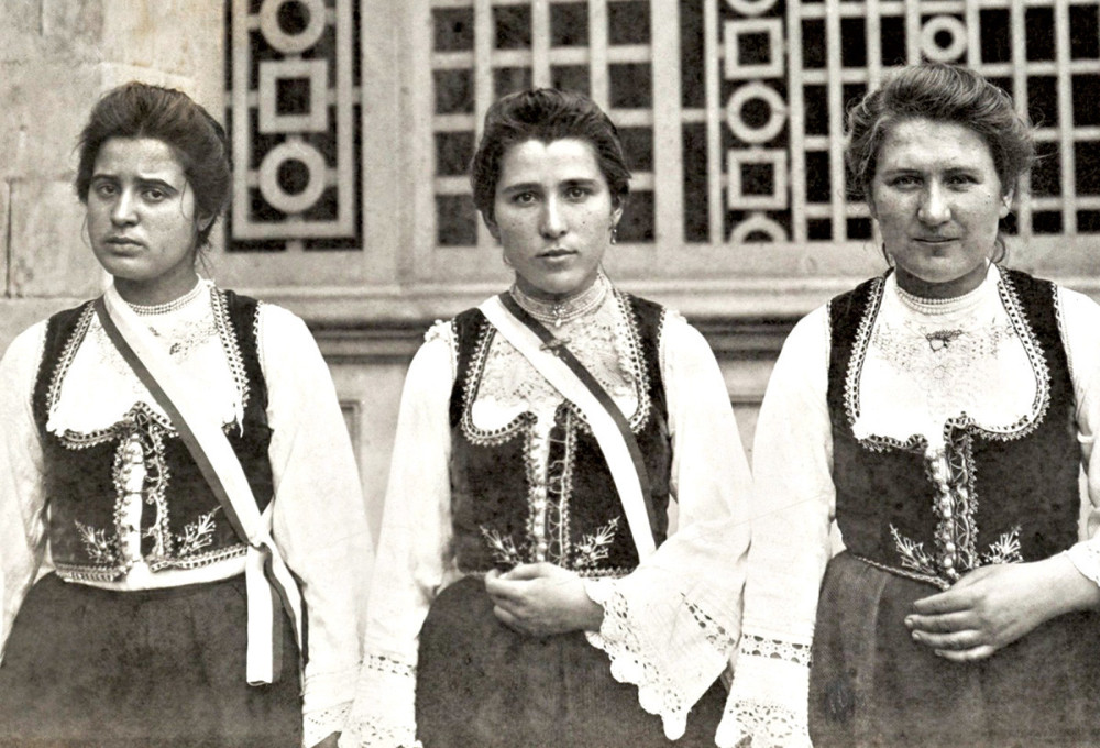 Vaše kršne seljanke već znaju za šminkanje!