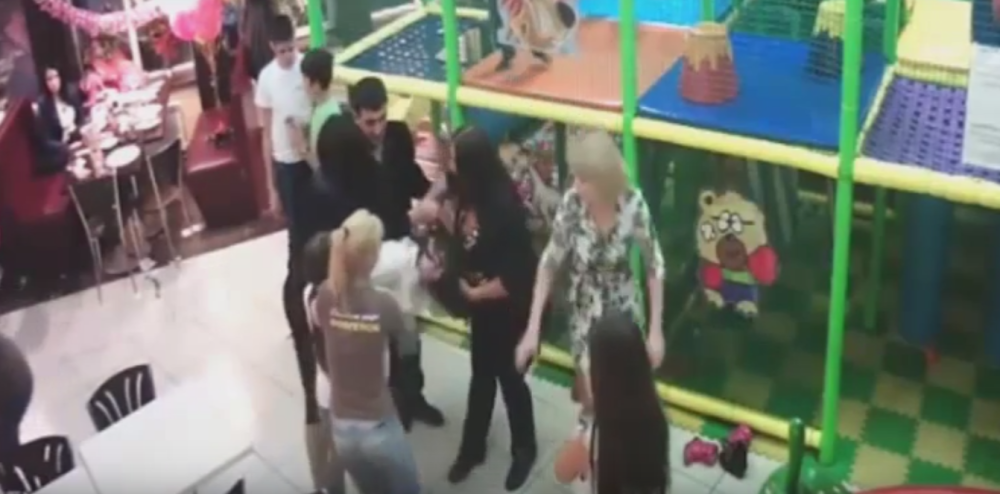 Tuča mama na dečjem rođendanu! (VIDEO)