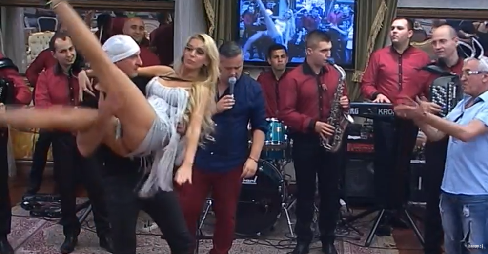 Zanosna Ava pokazala gaćice! (VIDEO)