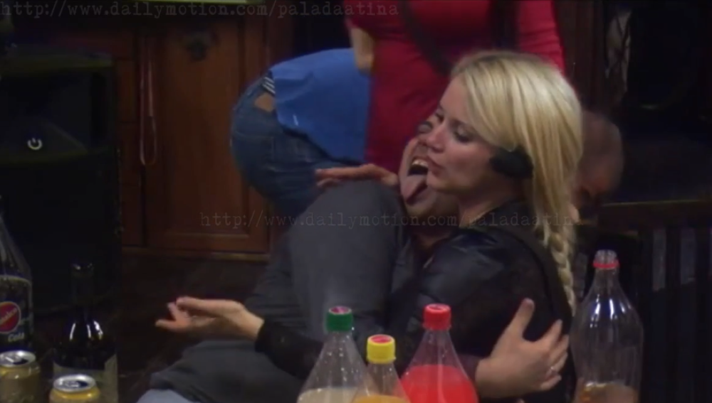 Pijana Maja spopala muzičara! (FOTO)