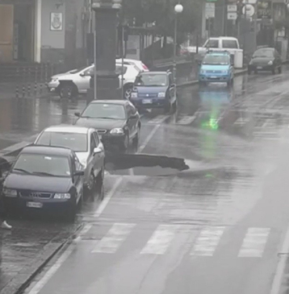 Asfalt progutao automobil (VIDEO)