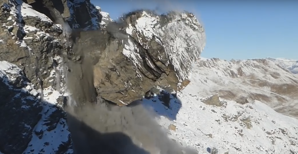 Džinovska stena se survala u provaliju! (VIDEO)