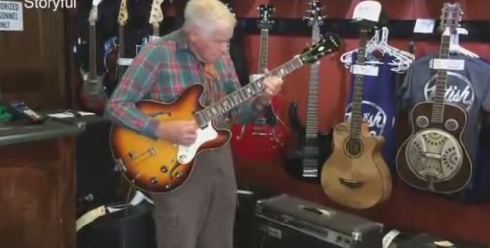Kad deda (81) uzme gitaru u ruke! (VIDEO)