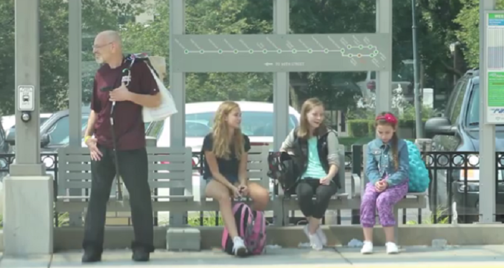 Devojčice maltretirale vršnjakinju, a onda su prolaznici reagovali!