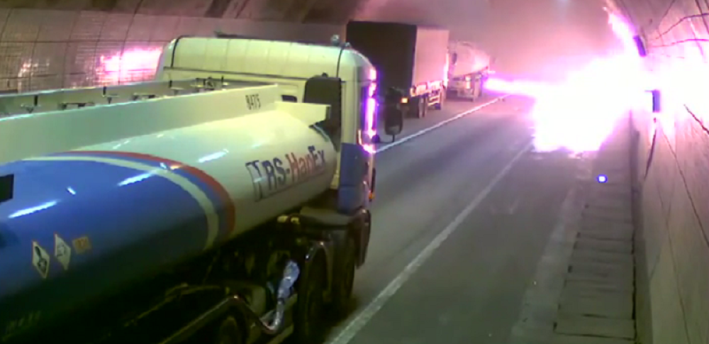Kamion eksplodirao u tunelu! (VIDEO)