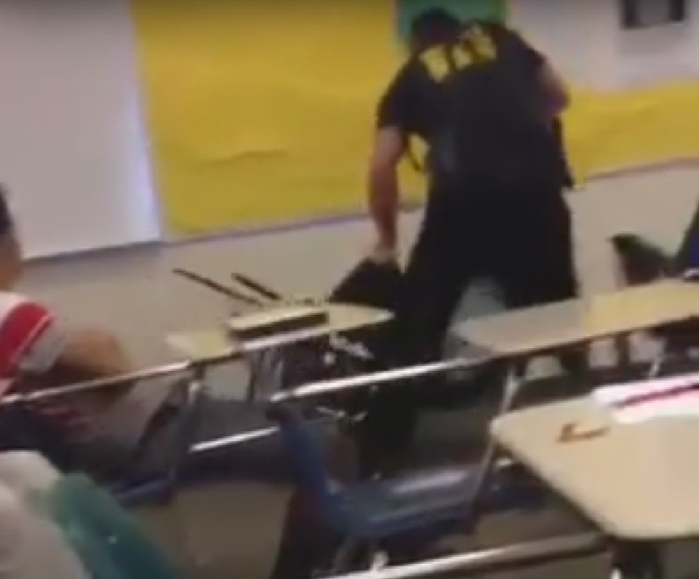 Policajac brutalno premlatio devojčicu u učionici (ŠOKANTAN VIDEO)