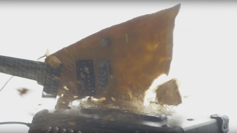 Pući ćete od smeha kad vidite od čega je napravljena ova gitara! (VIDEO)