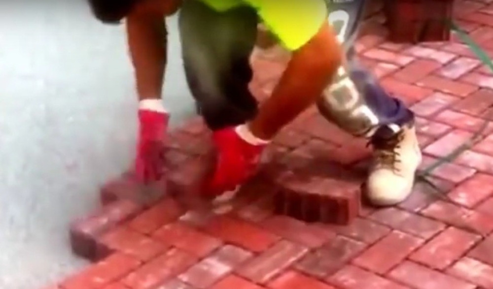 Pogledajte kojom brzinom ovaj čovek pravi pešačku stazu (VIDEO)