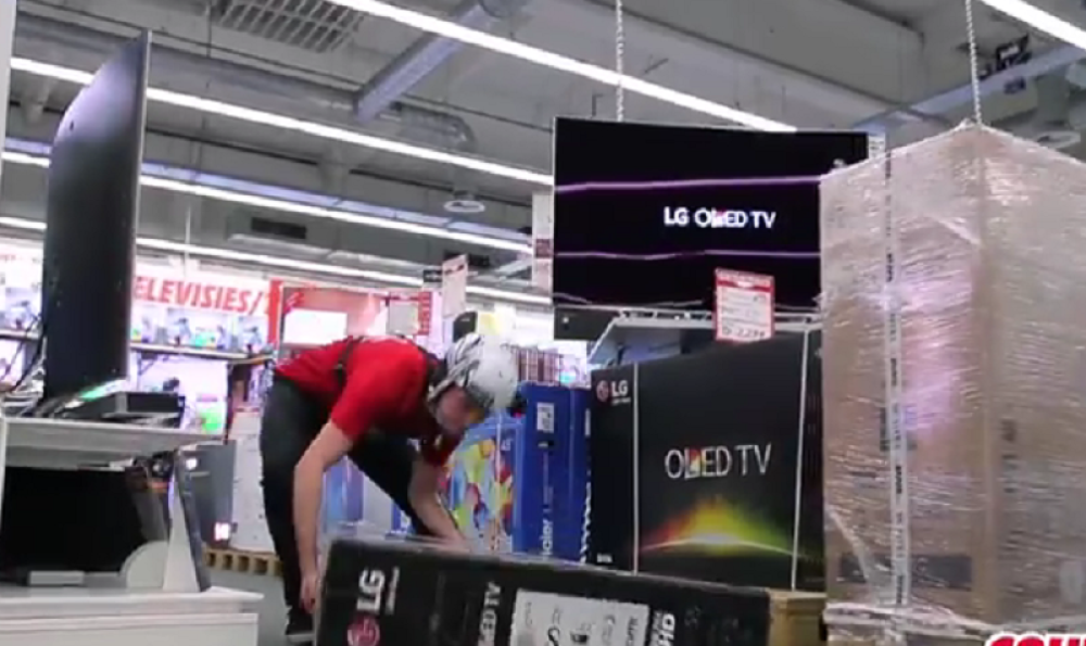 Dobio 100 sekundi da opustoši radnju bele tehnike! (VIDEO)