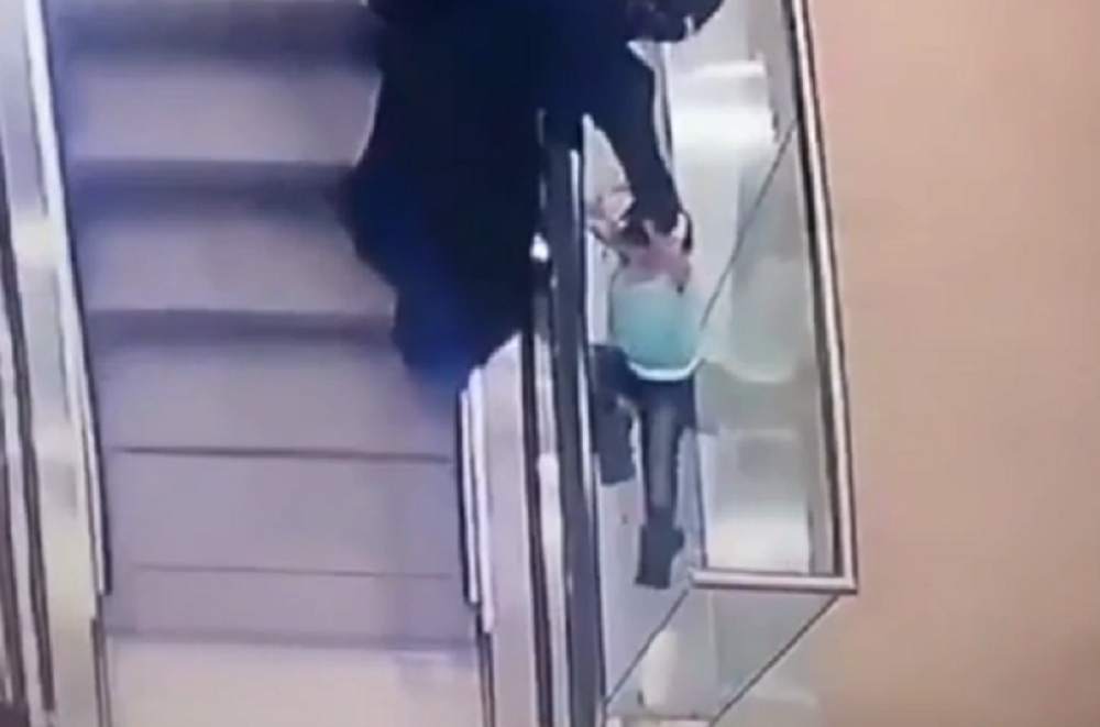 Dete (5) palo sa drugog sprata tržnog centra