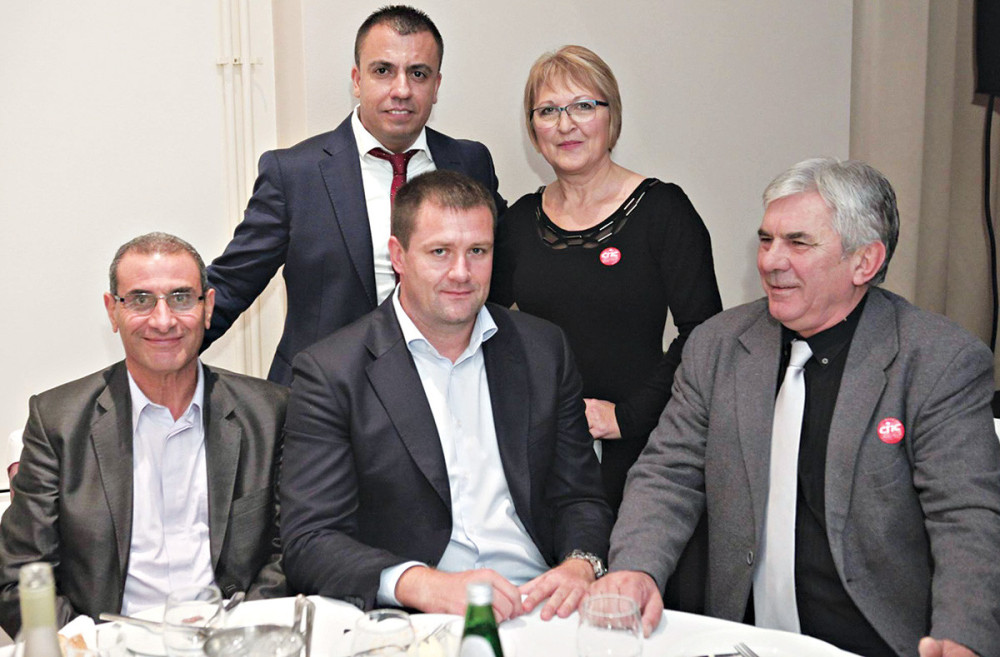 Radikalka Šešeljev bedž zamenila Dačićevim!