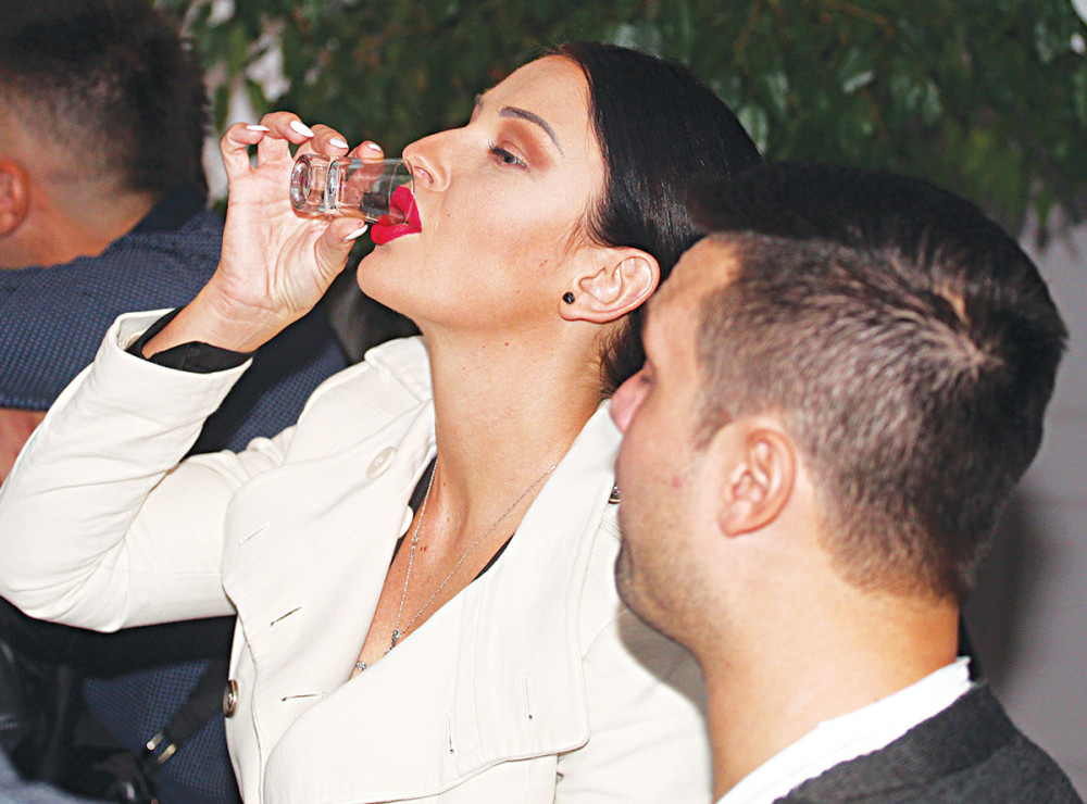 Pijana Kaća završila u muškom WC-u!