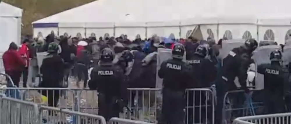 Migranti zasuli policiju kamenjem! (VIDEO)