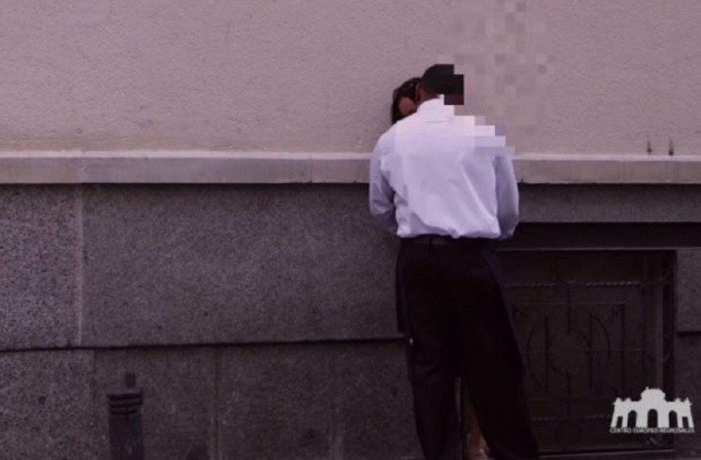 Pijanu ženu svi pokušali da odvedu u krevet! (VIDEO)