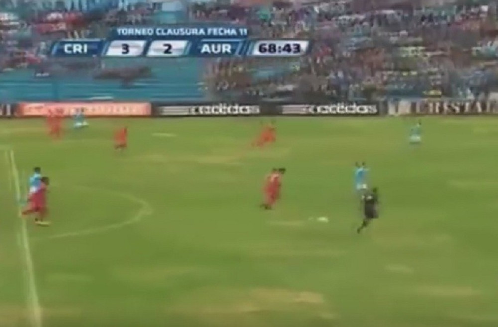 Sudija asistirao za pobedonosni gol! (VIDEO)