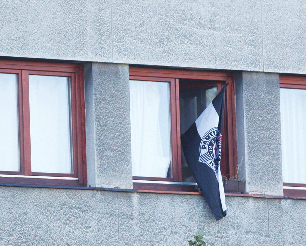 Iz zatvora bodrili Partizan!