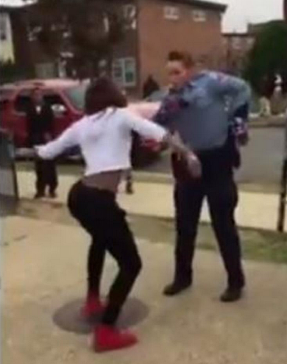 Policajka došla da razdvoji tinejdžere, pa zaigrala!