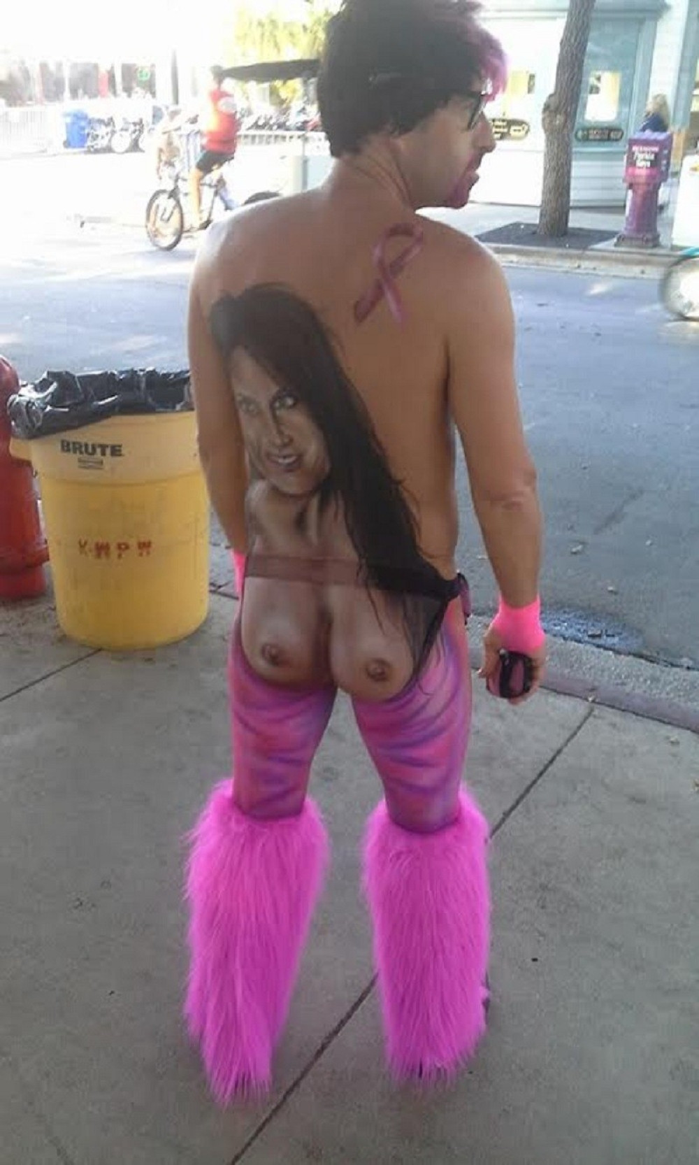 Prvi put da se neko skine zbog koristi drugih! (FOTO)