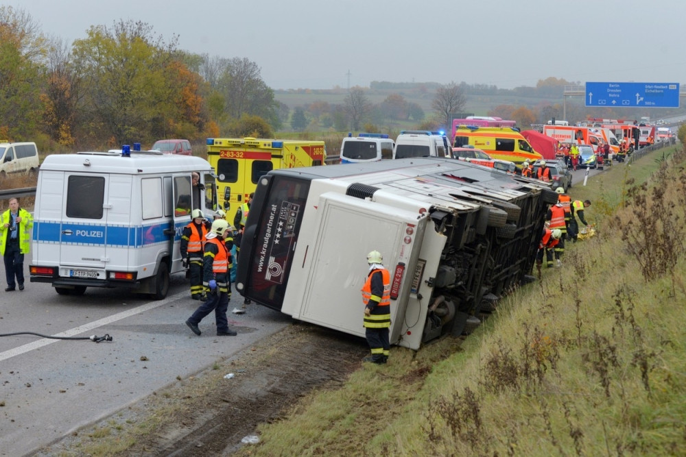 Prevrnuo se autobus pun dece, poginuo petogodišnji dečak (FOTO)