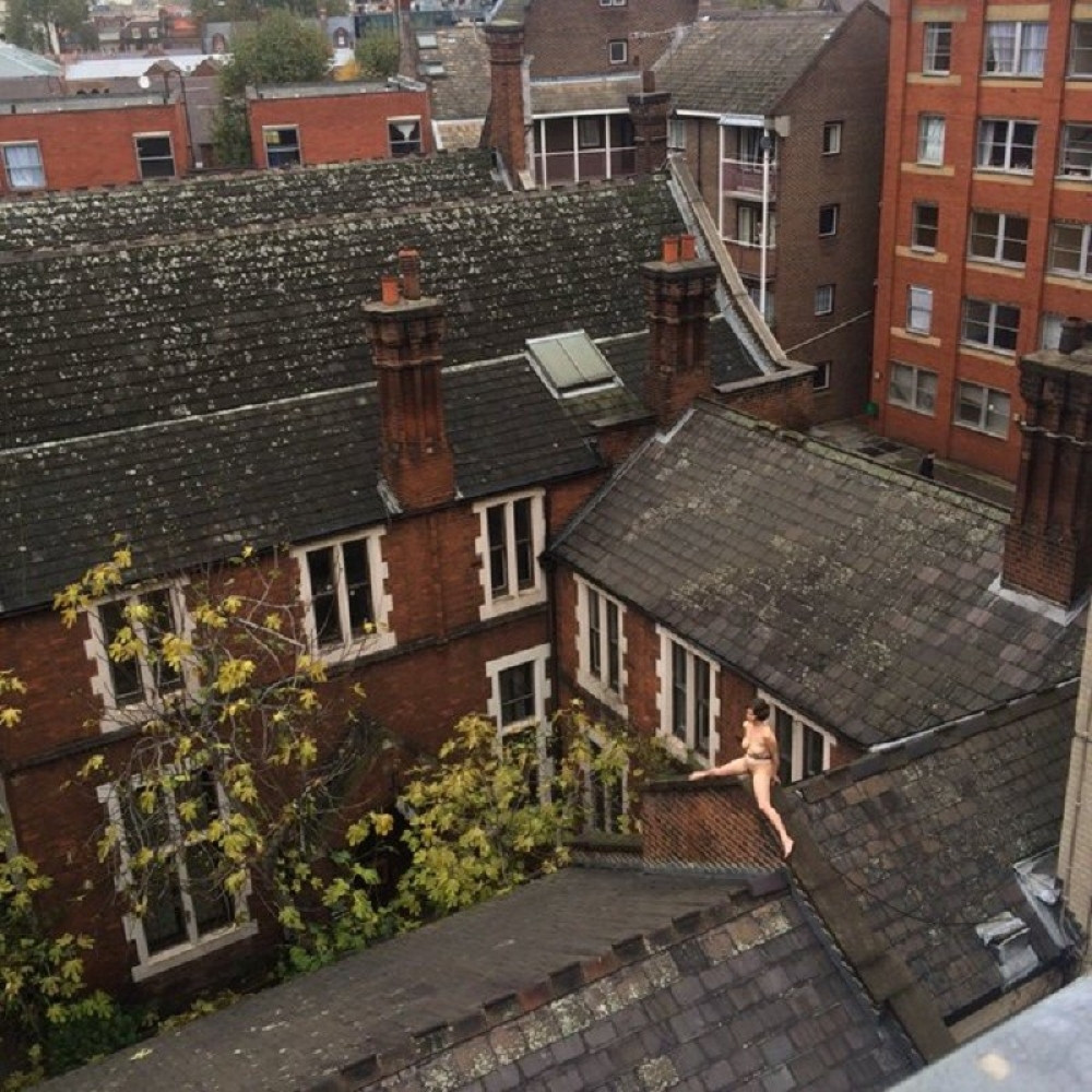 Žena sedela gola na londonskom krovu