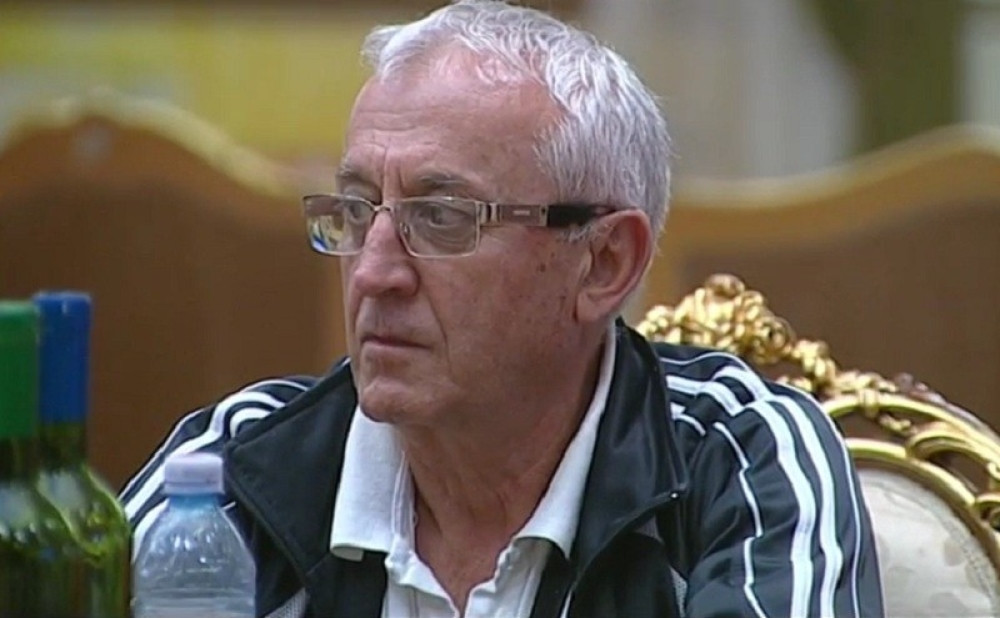 Era Ojdanić ispred svoje kuće prodaje paradajz, a tek da vidite šta je obukao (FOTO)