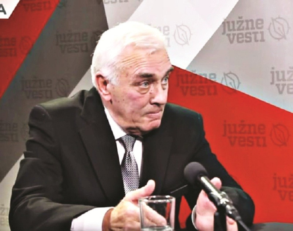 Za dve godine se jednom javio za reč - da mu duva promaja