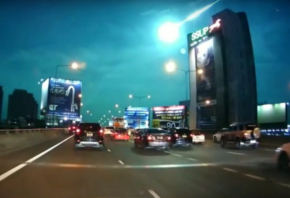 Bangkok obasjala vatrena lopta! (VIDEO)