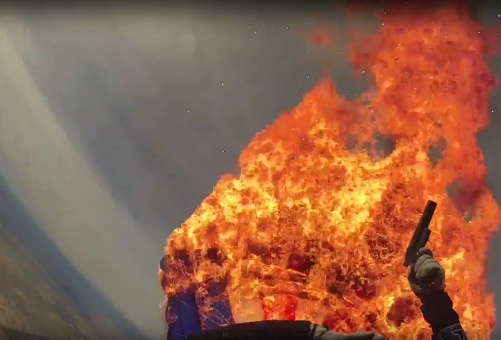 Ova žena padobranac uradila je nešto suludo i preživela! (VIDEO)