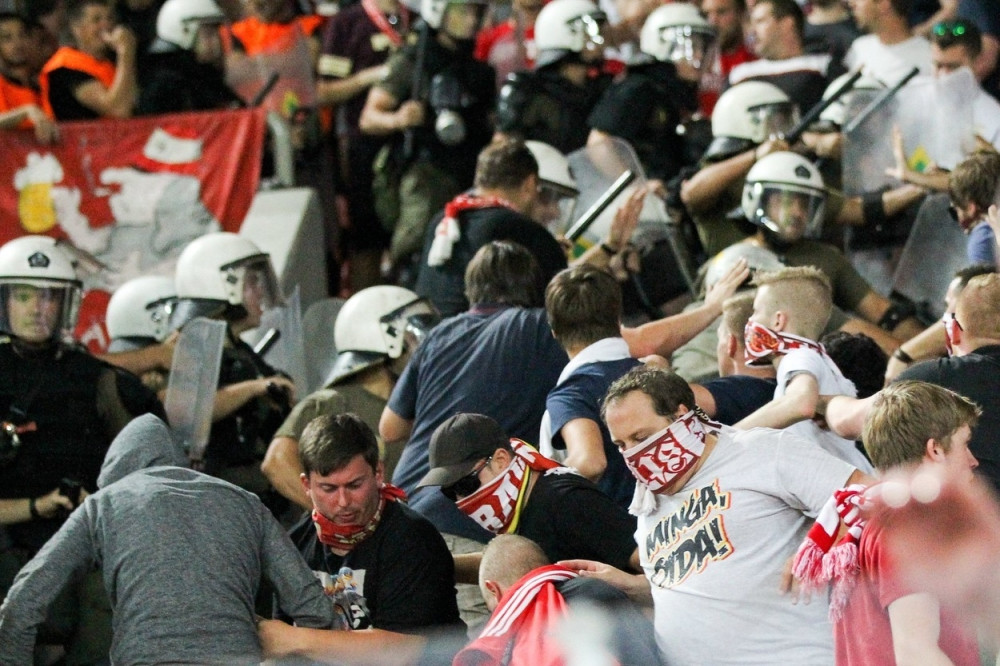 Grci umalo spalili žive navijače Dinama, uhapšene "delije"!